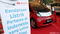 Mobil listrik pertama yang punya STNK di Indonesia, Mitsubishi i-MiEV juga dipamerkan di Monas.