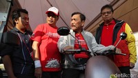 Para menteri sempat melihat beragam motor dan mobil listrik yang ditampilkan di pameran tersebut. Dalam acara ini juga dipamerkan sejumlah kendaraan listrik seperti truk listrik, bus listrik, mobil listrik, motor listrik, dan sepeda listrik.