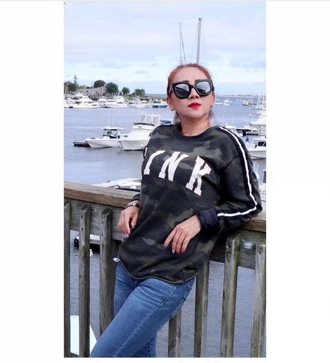 Nikita Mirzani emosi dengan Poppy Kelly, anak Elza Syarief karena mengatainya pelacur di Insta Stories. Tapi, Poppy sendiri bertindak demikian karena tidak terima sang ibu dipermalukan Nikita. Sayangnya kata pelacur bikin Nikita melaporkan Poppy Kelly ke polisi. Foto: Instagram @realpoppykelly