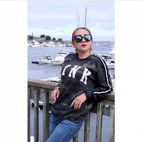 Nikita Mirzani emosi dengan Poppy Kelly, anak Elza Syarief karena mengatainya pelacur di Insta Stories. Tapi, Poppy sendiri bertindak demikian karena tidak terima sang ibu dipermalukan Nikita. Sayangnya kata pelacur bikin Nikita melaporkan Poppy Kelly ke polisi. Foto: Instagram @realpoppykelly