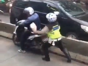 Viral Polisi Nemplok Pemotor yang Mau Kabur dari Busway