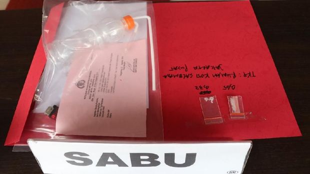 Barang bukti sabu dan alat isap