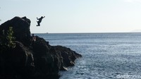 Pantai Timbako memang istimewa karena mempunyai air yang hangat, bahkan di saat dan di bagian tertentu airnya memanas. Tak heran warga sering datang berbondong-bondong. Berendam dan merasakan sensasi spa dengan pemandangan laut lepas.