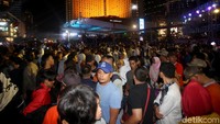 Selama acara berlangsung Pemprov DKI mempertunjukkan Water Screen Projection Laser di air mancur Bunderan HI dan 3D Project serta Mapping Building ditunjukkan di gedung Mandarin Oriental Jakarta. Suasana Jakarta Muharram Festival kian semarak di malam hari. Tampak seluruh warga yang menyaksikan mengabadikan momen ini dengan menggunakan gawainya.