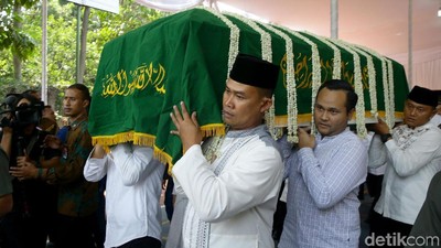 Usai Disalatkan, Jenazah Ibunda SBY Dibawa ke TPU Tanah Kusir