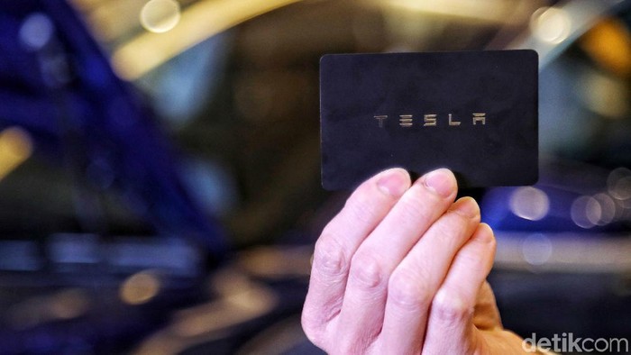 Prestige Motorcars kembali memperkenalkan line up kendaraan ramah lingkungannya. Kali ini mobil yang dibawa oleh importir umum tersebut adalah Tesla Model 3.