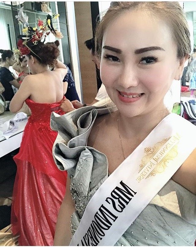 Poppy Kelly mengawali karier sebagai model. Namanya populer sejak ia mengikuti kontes kecantikan sebagai finalis di ajang Miss Indonesia 2005, dan mendapat gelar sebagai Miss Congenial. Foto: Instagram @realpoppykelly