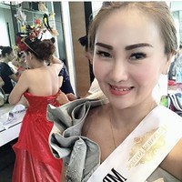 Poppy Kelly mengawali karier sebagai model. Namanya populer sejak ia mengikuti kontes kecantikan sebagai finalis di ajang Miss Indonesia 2005, dan mendapat gelar sebagai Miss Congenial. Foto: Instagram @realpoppykelly