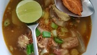 Kucuran air jeruk nipis dan sambal rawit merah merupakan pasangan pas buat lontong kikil yang gurih. Huaah, sedap! Foto: Instagram