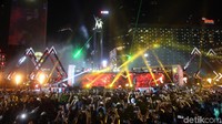 Selain pawai obor, Jakarta Muharram Festival turut dimeriahkan oleh artis-artis Tanah Air seperti Kotak, Wali, Potret, Pasha, Opick, Koes Plus Junior, Wika Salim, Kanda Brothers, Jiung Band, Takaeda, dan Hijab Band.