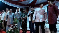 Peringatan 1 Muharam 1441 Hijriah di Karawang dipusatkan di ujung Jalan Tuparev. Dua panggung besar berdiri berhadapan. Di panggung, nampak hadir sejumlah tokoh lintas agama. 
