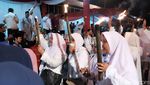 Aksi Petugas Damkar Karawang Mainkan Api Sambut 1 Muharram