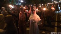 Peserta pawai terdiri anak-anak dan orang dewasa. Mereka membawa obor bambu. Selain membawa obor, warga membawa ragam lampion di antaranya berbentuk bintang dan miniatur kubah masjid.