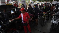 Antrean panjang terlihat di salah satu SPBU di Jayapura, Papua, pascakerusuhan yang terjadi beberapa waktu lalu.