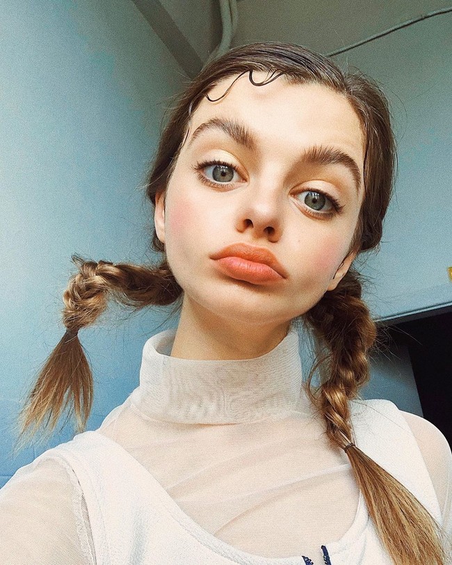 Keahliannya dalam dunia fotografi berangsur membaik, ia mulai memposting foto dan video di Instagram. Sosok Maria pun semakin populer dan berhasil mengumpulkan ratusan ribu pengikut yang terpesona pada penampilannya. Foto: Instagram