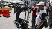 Sejumlah petugas nampak sibuk mempersiapkan panggung Jakarta Muharram Festival yang akan digelar di kawasan Bundaran HI, Jakarta.