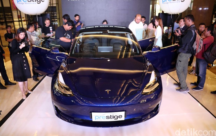 Prestige Motorcars kembali memperkenalkan line up kendaraan ramah lingkungannya. Kali ini mobil yang dibawa oleh importir umum tersebut adalah Tesla Model 3.