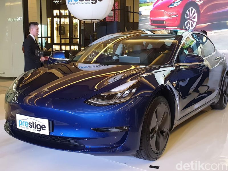 n di IndonesiaJakarta - Prestige Motorcars kembali memperkenalkan line up kendaraan ramah lingkungannya. Kali mobil yang dibawa oleh importir umum tersebut adalah Tesla Model 3. Model 3 adalah varian paling terjangkau dari lini Tesla yang ada saat ini.