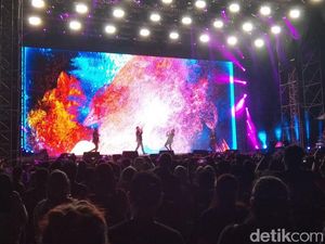 Gelar Konser di Borobudur, Westlife Sukses Hipnotis Penggemar
