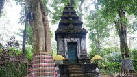 Candi Puncak Macan Putih di sisi selatan danau. Hingga saat ini petilasan di Rowo Bayu masih banyak dikunjungi peziarah. (Ardian Fanani/detikcom)