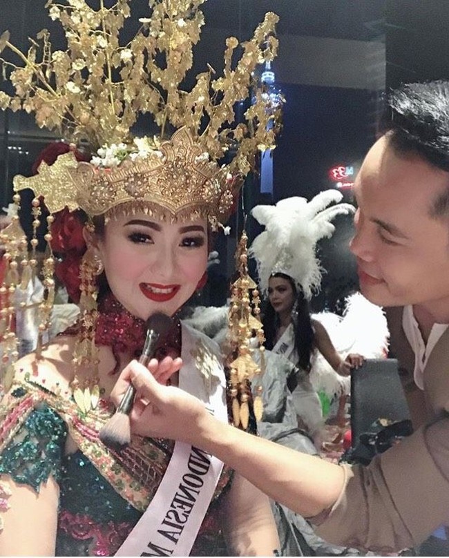Meskipun tak membawa pulang mahkota juara, Poppy berhasil mendapatkan gelar sebagai Mrs Most Glamorous Millenium Universe 2019 yang dihelat pada Mei kemarin. Foto: Instagram @realpoppykelly