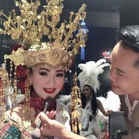 Meskipun tak membawa pulang mahkota juara, Poppy berhasil mendapatkan gelar sebagai Mrs Most Glamorous Millenium Universe 2019 yang dihelat pada Mei kemarin. Foto: Instagram @realpoppykelly