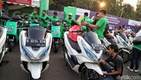 Abang Gojek mengendarai motor listrik keluaran Honda, Honda PCX Electric.