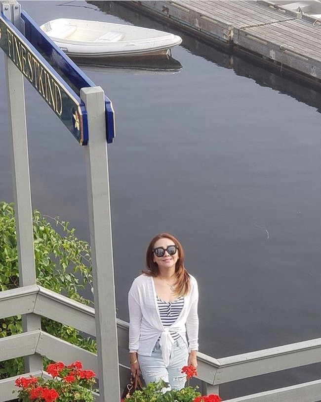 Tak hanya dikenal sebagai model dan finalis ratu kecantikan, Poppy juga merupakan seorang penyanyi. Pada 2016, ia meluncurkan lagu yang bergenre dangdut dengan judul Aku Mahal. Foto: Instagram @realpoppykelly