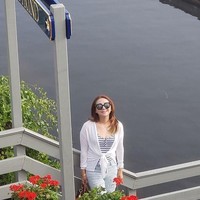 Tak hanya dikenal sebagai model dan finalis ratu kecantikan, Poppy juga merupakan seorang penyanyi. Pada 2016, ia meluncurkan lagu yang bergenre dangdut dengan judul Aku Mahal. Foto: Instagram @realpoppykelly