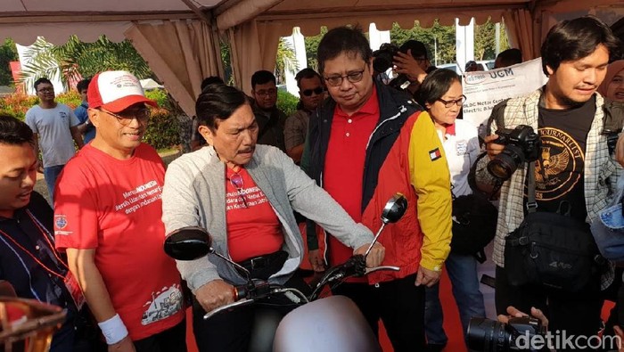 Menteri Luhut menghadiri pameran dan parade kendaraan listrik di Monas, Jakarta, Sabtu (31/8/2019)