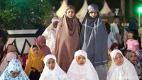 Sejumlah warga membawa serta perlengkapan salat agar dapat melaksanakan Salat Maghrib dan Salat Isya berjamaah di kawasan Bundaran HI, Jakarta.