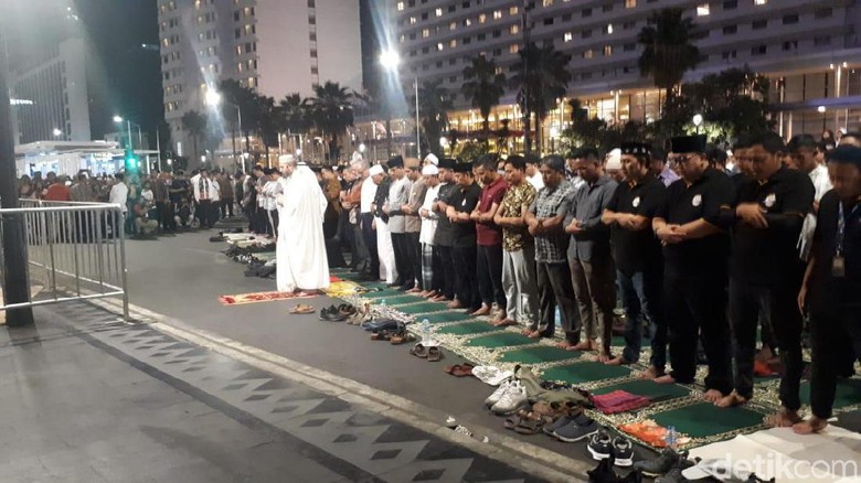 Jakarta Muharram Festival, Anies Salat Isya Berjemaah di Bundaran HI