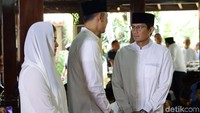 Sandiaga Uno pun turut hadir untuk melayat ibunda Presiden ke-6 RI Susilo Bambang Yudhoyono (SBY), Siti Habibah di Puri Cikeas, Bogor. Pantauan detikcom di lokasi, Sabtu (31/8/2019), Sandiaga tiba sekitar pukul 10.30 WIB. Sandiaga mengenakan baju berwarna putih dan peci hitam. Sandiaga disambut putra SBY, Agus Harimurti Yudhoyono (AHY), yang didampingi sang istri, Annisa Pohan.