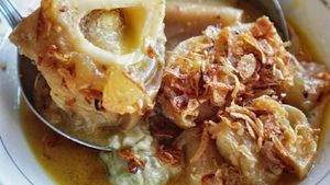 Gurih Kunyil-kinyil Lontong Kikil yang Mantap Buat Sarapan