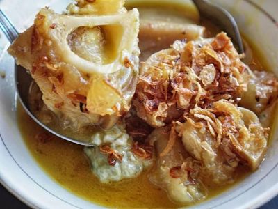 Gurih Kunyil-kinyil Lontong Kikil yang Mantap Buat Sarapan