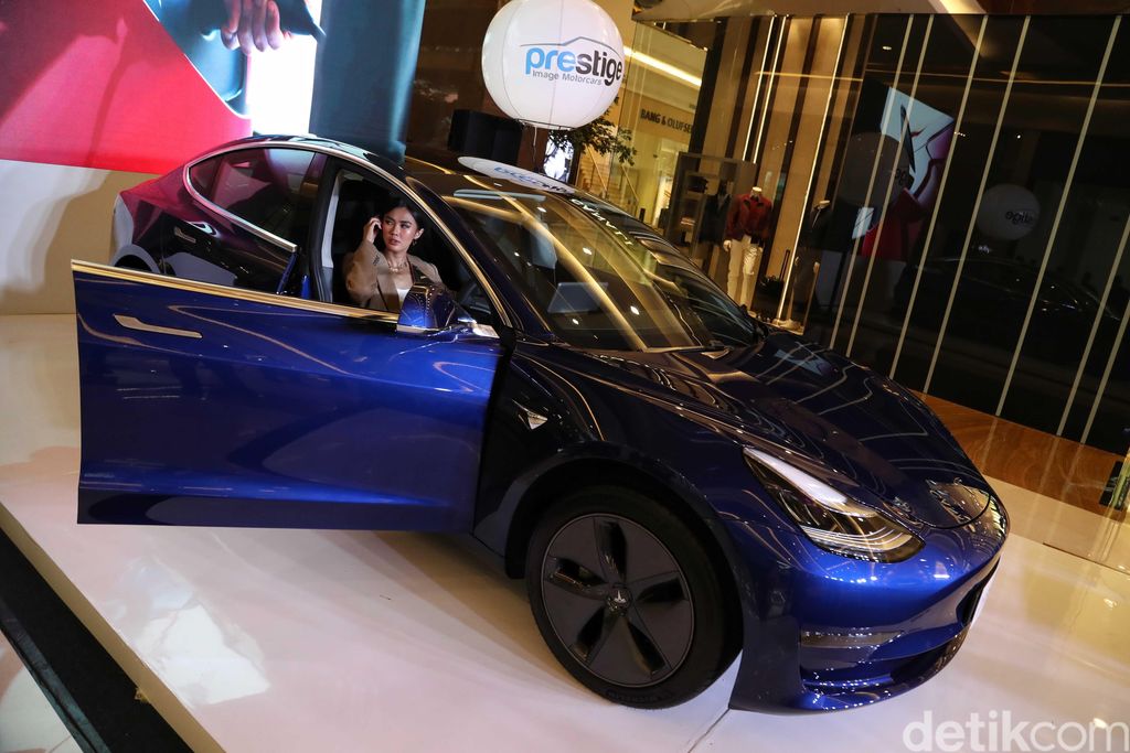 Prestige Motorcars kembali memperkenalkan line up kendaraan ramah lingkungannya. Kali ini mobil yang dibawa oleh importir umum tersebut adalah Tesla Model 3.