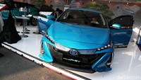 Toyota memamerkan mobil plug in hybrid Toyota Prius.