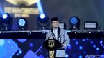 Momen Anies Salat Isya Berjamaah di Bundaran HI