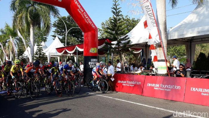 Lomba Customs Cycling Indonesia (CCI) XXIX Series Bupati Cup Gunungkidul V (Foto: Pradito Rida Pertana) Lomba Customs Cycling Indonesia (CCI) XXIX Series Bupati Cup Gunungkidul V (Foto: Pradito Rida Pertana)