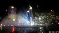 Pertunjukan air mancur warna-warni itu pun menarik perhatian warga yang hadir untuk menyaksikan acara di Jakarta Muharram Festival 2019.