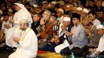 Momen Anies Salat Isya Berjamaah di Bundaran HI
