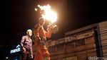Aksi Petugas Damkar Karawang Mainkan Api Sambut 1 Muharram