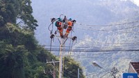 Para petugas PLN bahu membahu memperbaiki jaringan listrik pascakerusuhan yang terjadi di Papua beberapa waktu lalu. Istimewa/Dok. PLN.
