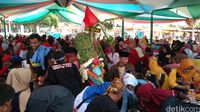 Warga berebut isi tumpeng (Sudirman Wamad/detikcom)