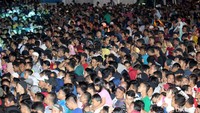 Warga tampak antusias menyaksikan penampilan para artis Tanah Air yang turut memeriahkan Jakarta Muharram Festival 2019.