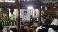 SBY kemudian langsung mengajak Jokowi untuk menuju Pendopo