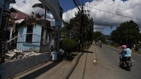 Pengendara melintas di depan bangunan Majelis Rakyat Papua yang terbakar di Jayapura, Papua, Sabtu (31/8/2019).