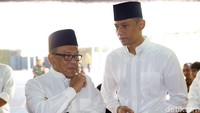 Ketua Dewan Pembina Golkar, Aburizal Bakrie, nampak hadir untuk melayat di Puri Cikeas Bogor. Ia nampak tengah berbincang dengan putra SBY, Agus Harimurti Yudhoyono (AHY).