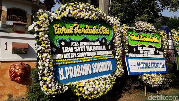 Ibunda SBY Wafat, Karangan Bunga dari Jokowi-Prabowo Berjejer di Cikeas