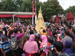 Ratusan Warga Berebut Tumpeng di Puncak Perayaan Hari Jadi Trenggalek
